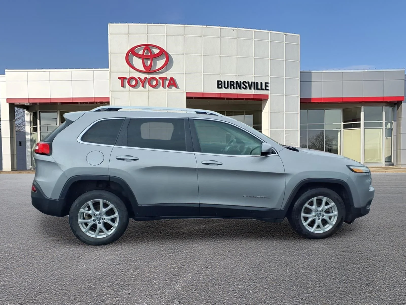 Used 2018 Jeep Cherokee Latitude with VIN 1C4PJLCB7JD537520 for sale in Burnsville, Minnesota