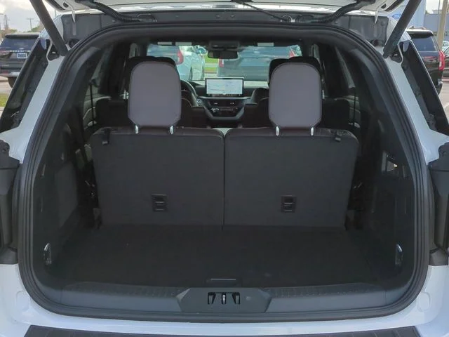 New 2026 Star White Metallic Tri-Coat Ford Platinum™ image 13