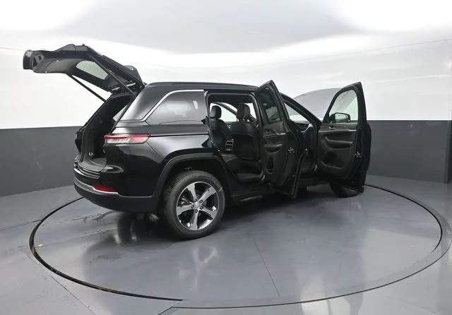 New 2026 Diamond Black Crystal Pearlcoat Jeep Limited image 35