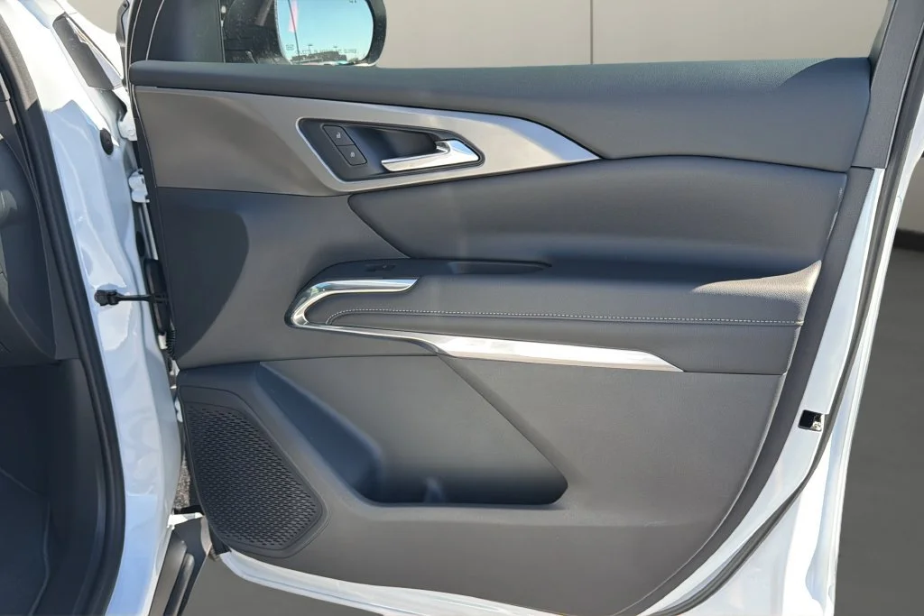 New 2027 Summit White Chevrolet LT image 17