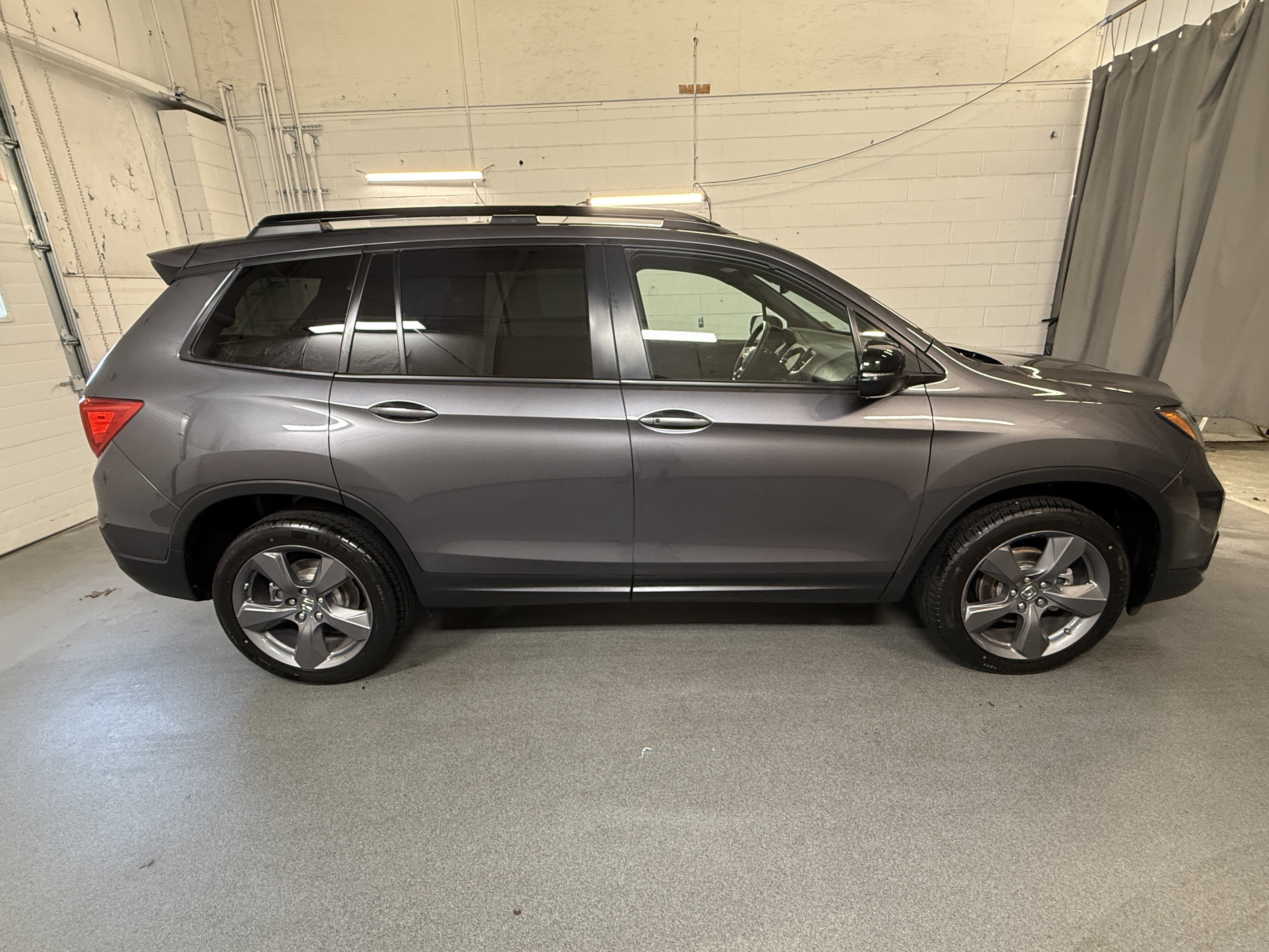 Used 2019 Modern Steel Metallic Honda Touring image 9