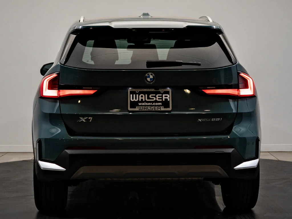 Used 2023 Cape York Green Metallic BMW xDrive28i image 7