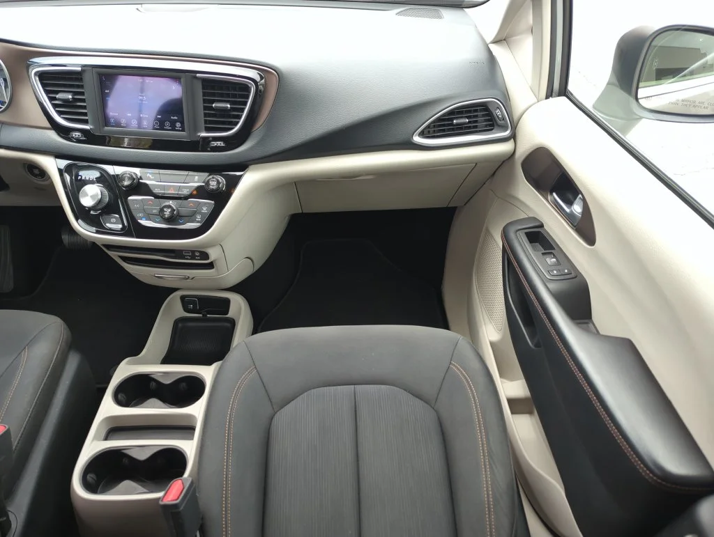 Used 2018 Silver Chrysler L image 15