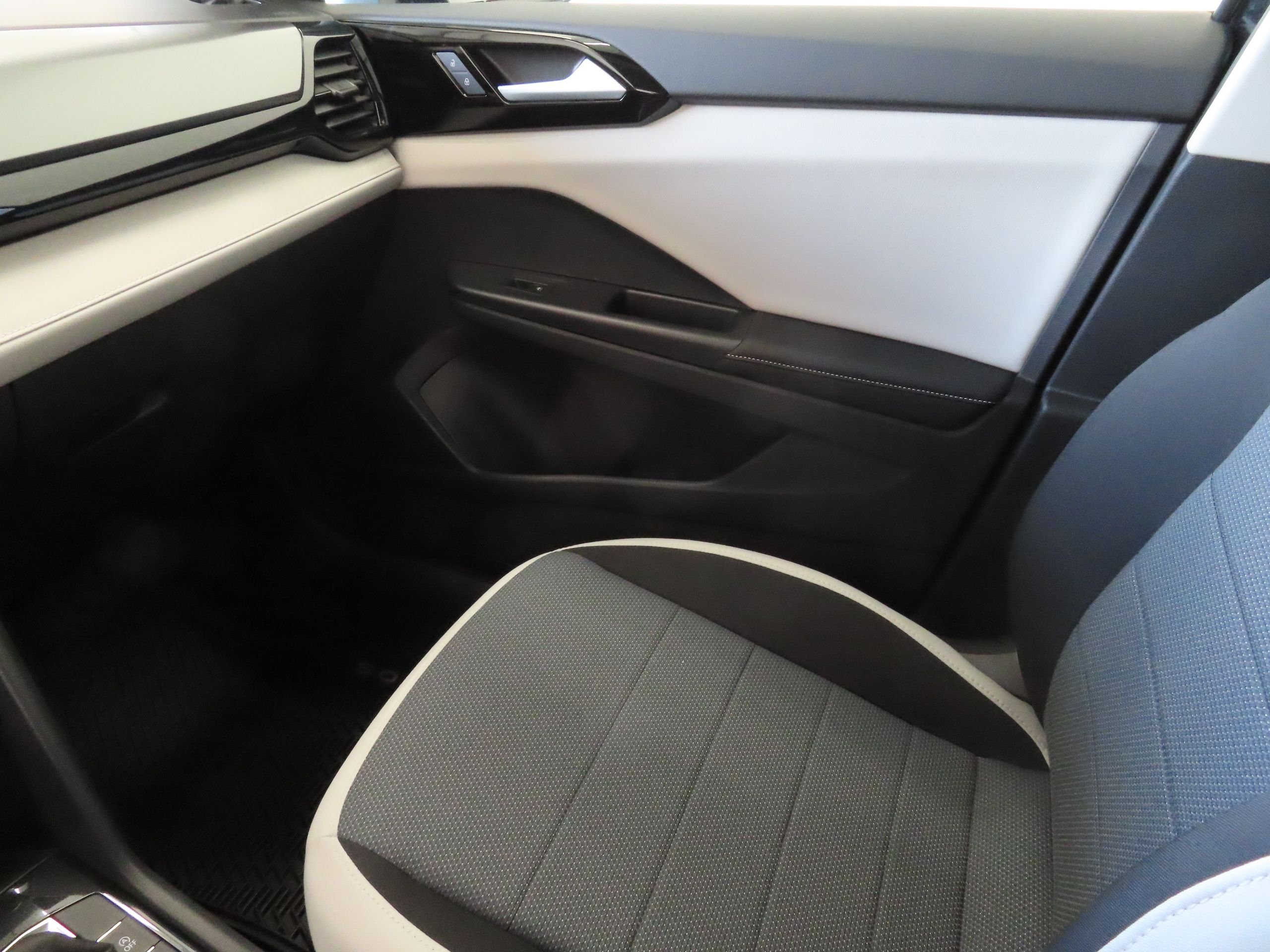 New 2026 Black Volkswagen 1.5T S image 16