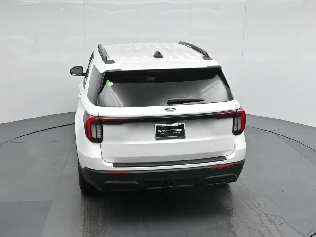 New 2026 Star White Metallic Tri-Coat Ford ST-Line image 42