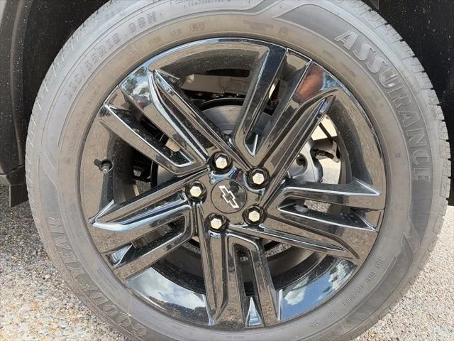 New 2026 Summit White Chevrolet ACTIV image 18