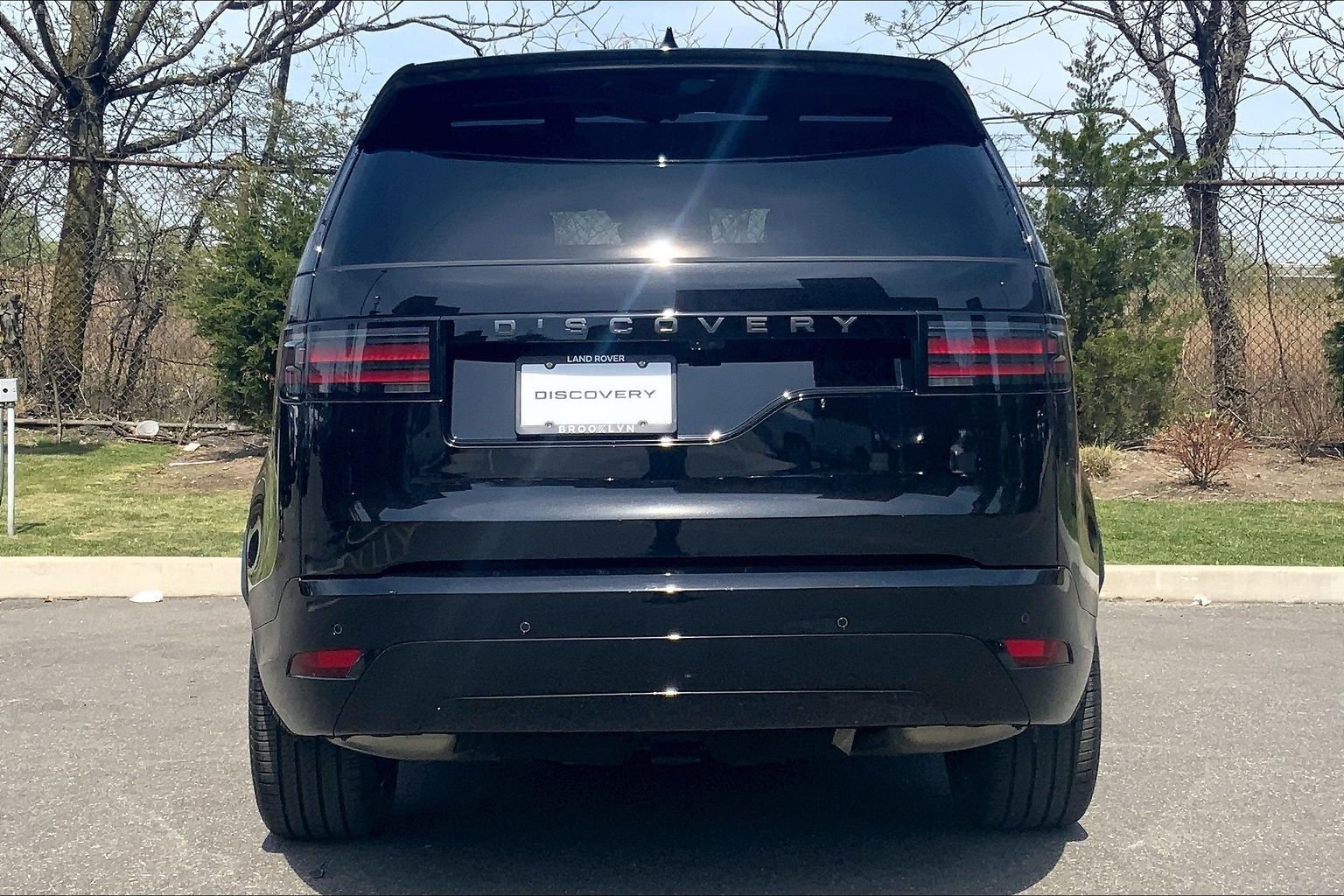 Certified Used 2025 Santorini Black Metallic Land Rover Dynamic SE image 4