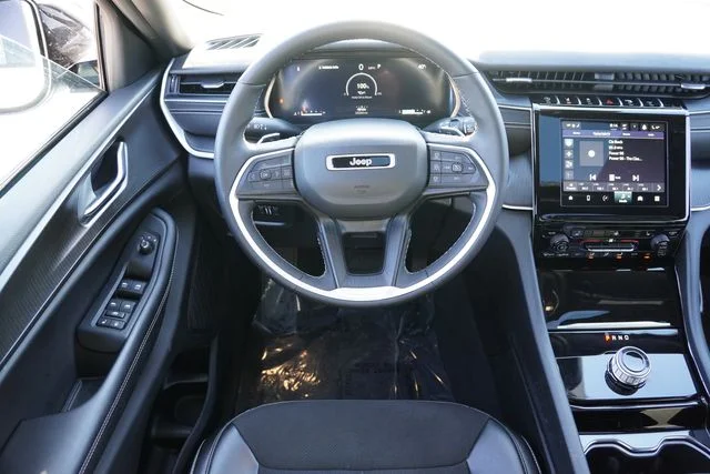 Used 2023 White Jeep Altitude image 22