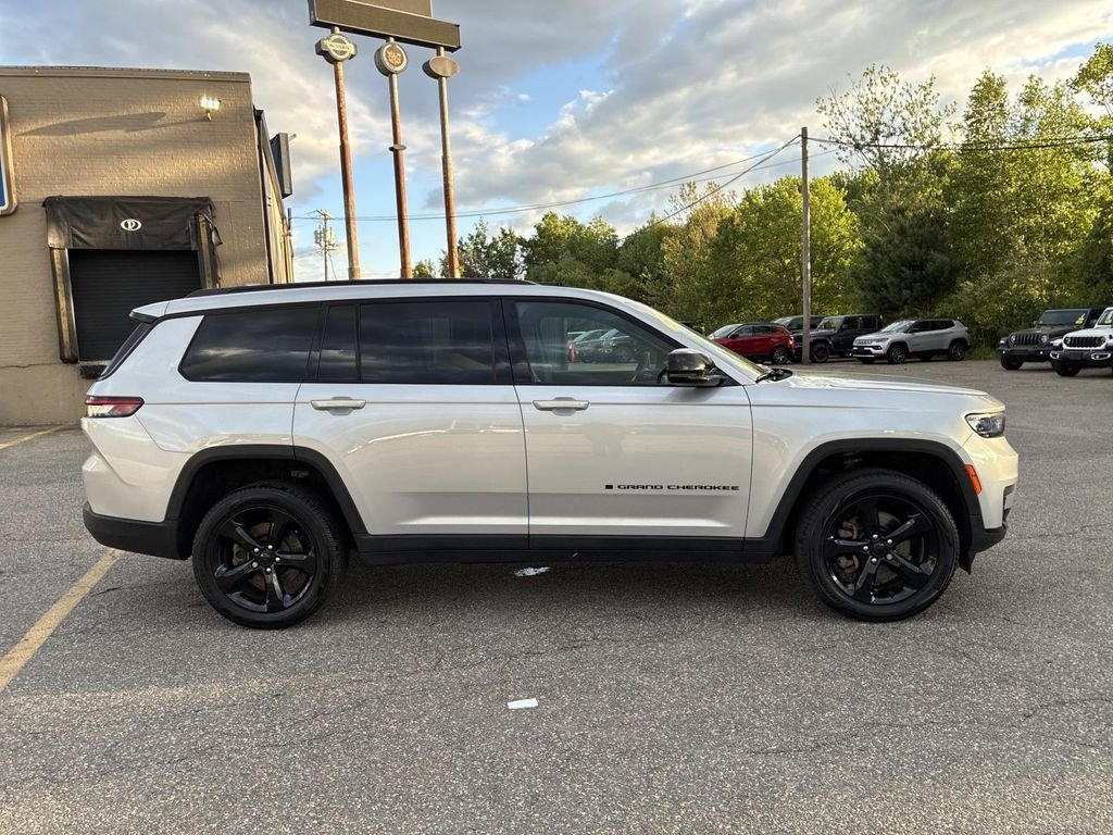 Used 2024 Silver Jeep Limited image 8