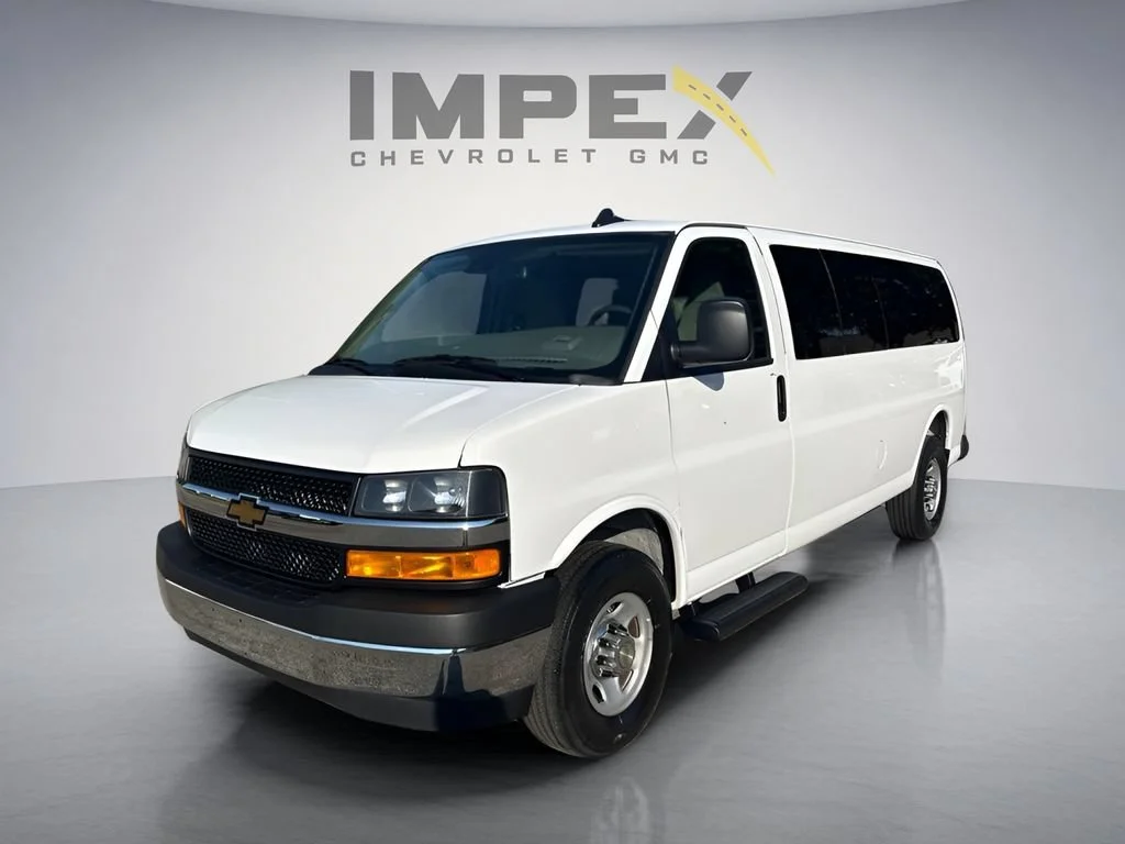 Used 2025 Summit White Chevrolet 1LT image 1