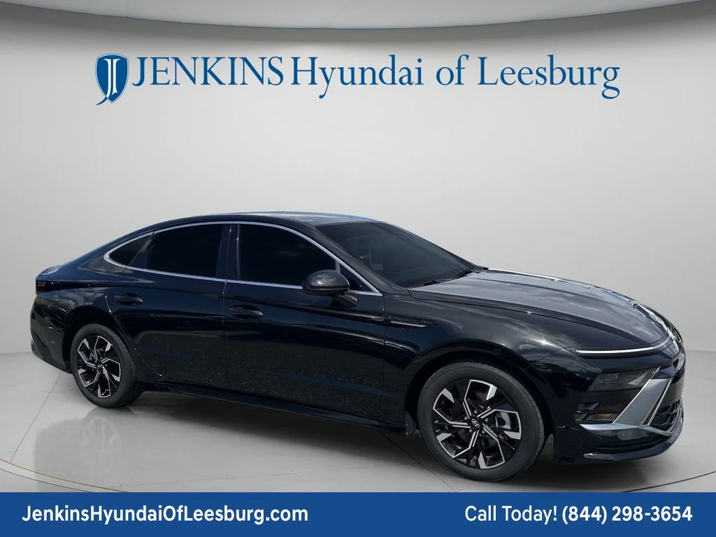 Used 2024 Black Hyundai SEL image 2