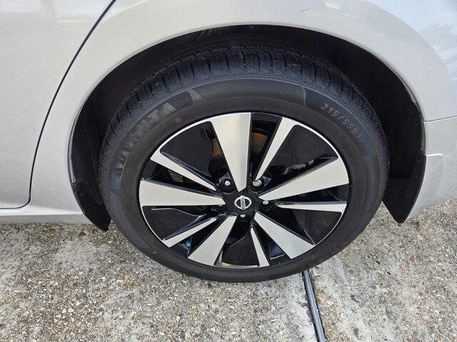 Used 2021 Brilliant Silver Metallic Nissan 2.5 SL image 28