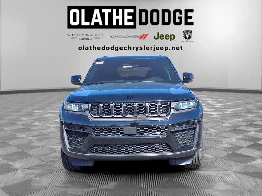 New 2026 Diamond Black Crystal Pearl-Coat Exterior Paint Jeep Laredo Altitude image 31