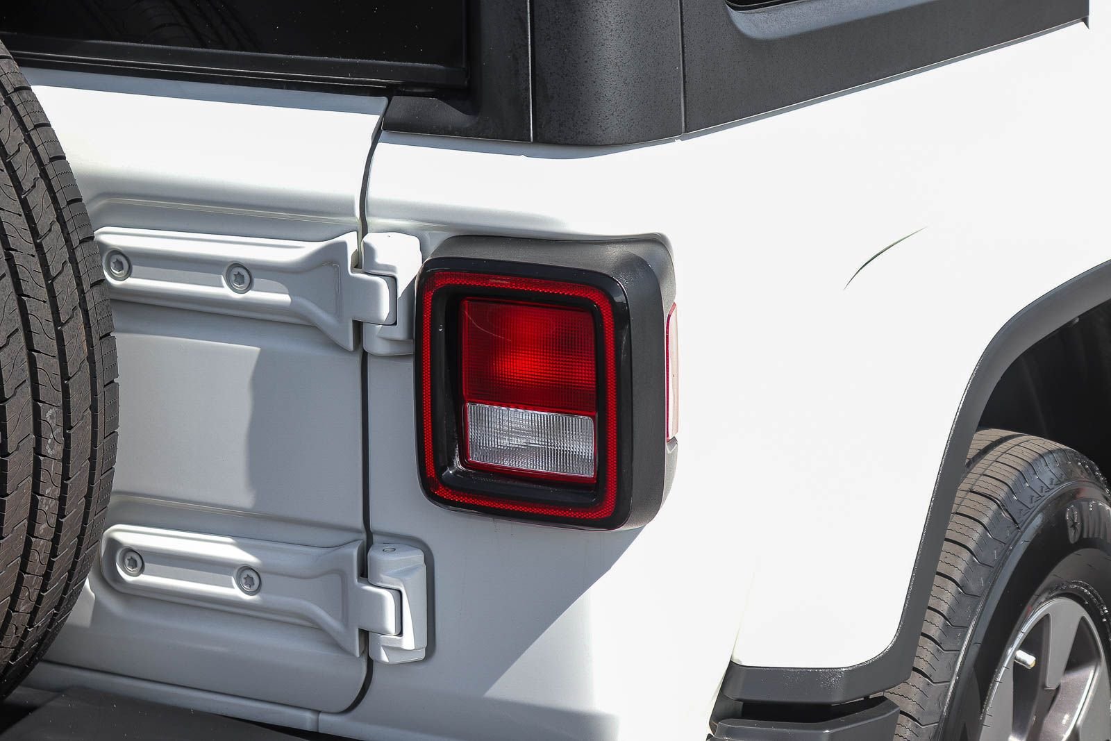 Used 2018 Bright White Clearcoat Jeep Unlimited Sahara image 8