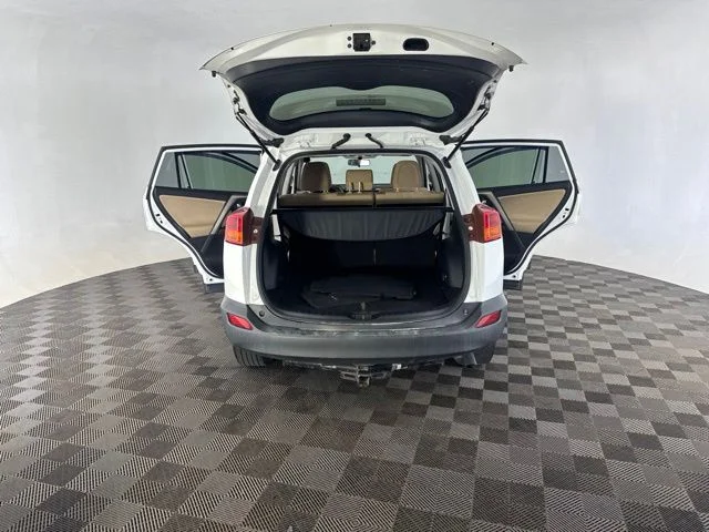 Used 2015 White Toyota XLE image 18