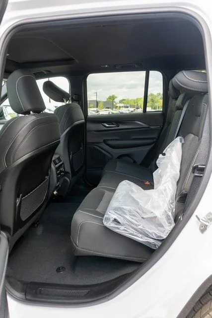 New 2026 Bright White Clear-Coat Exterior Paint Jeep Laredo X image 10