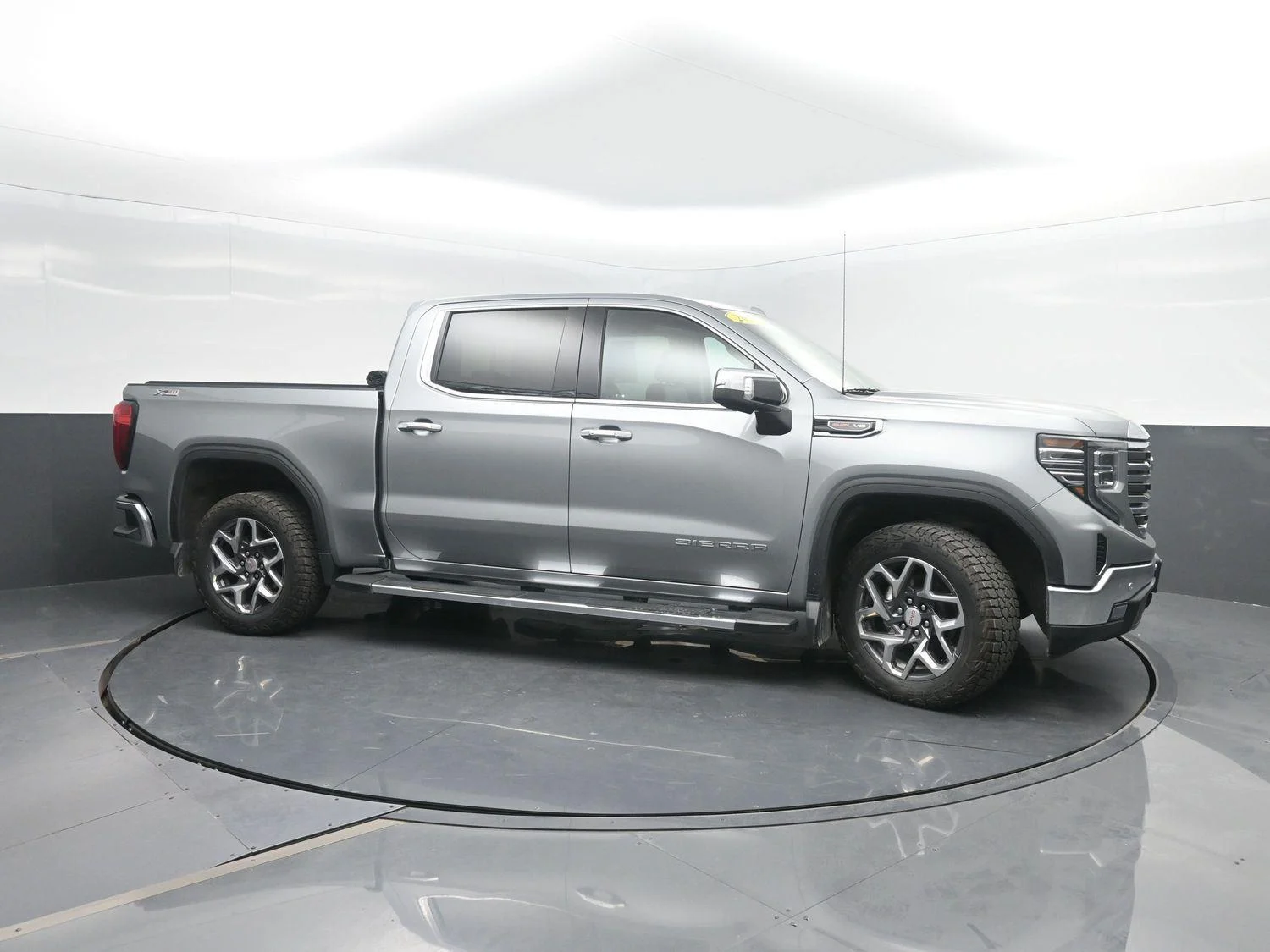 Used 2023 SILVER                    GMC  image 3