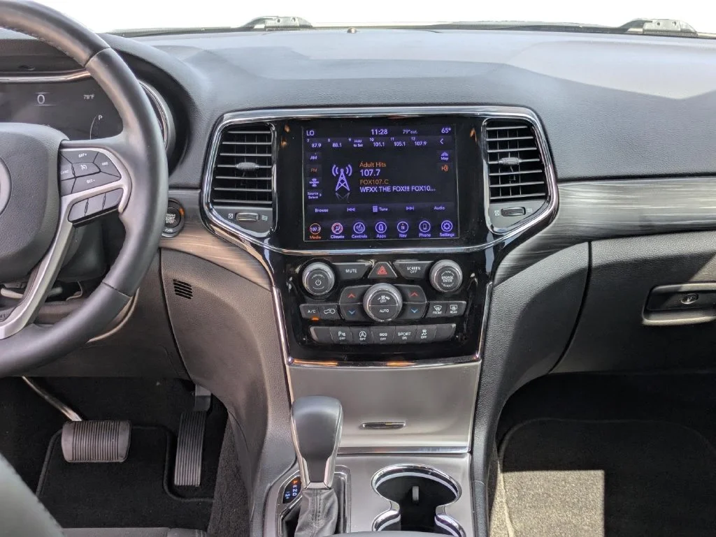 Used 2020 White Jeep Altitude image 22