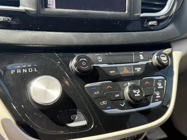 2023 Chrysler Voyager LX - Photo 12