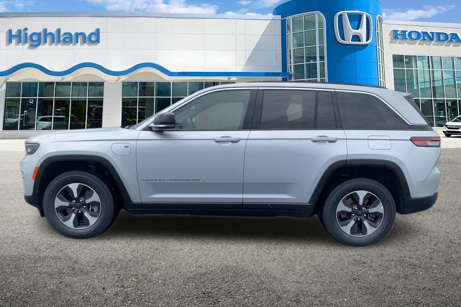 Used 2024 Silver Jeep 4xe image 2