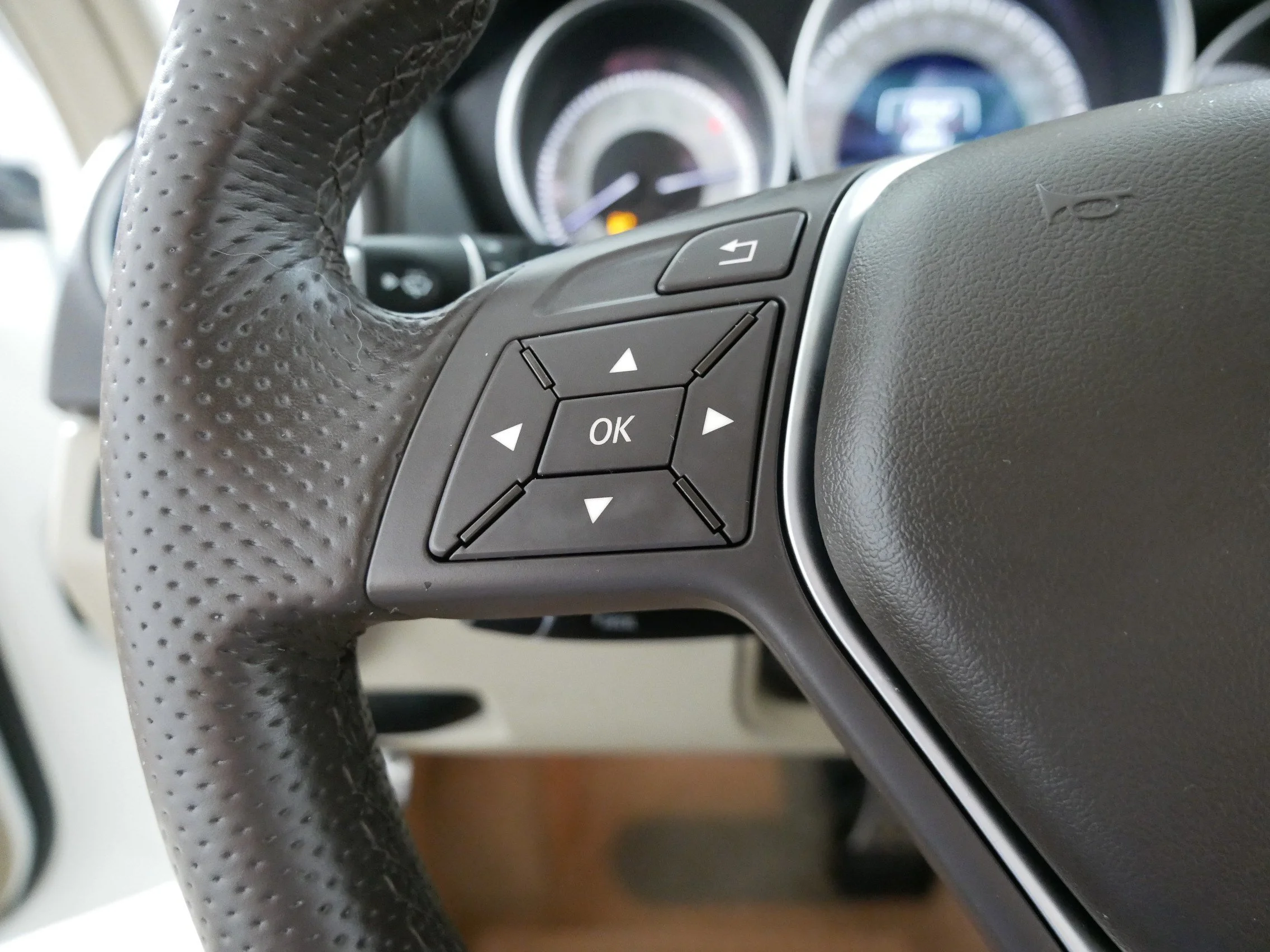 Used 2014 Diamond White Metallic Mercedes-Benz C 300 Sport image 27