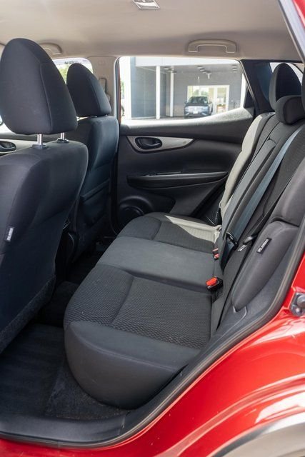 Used 2022 Red Nissan S image 11