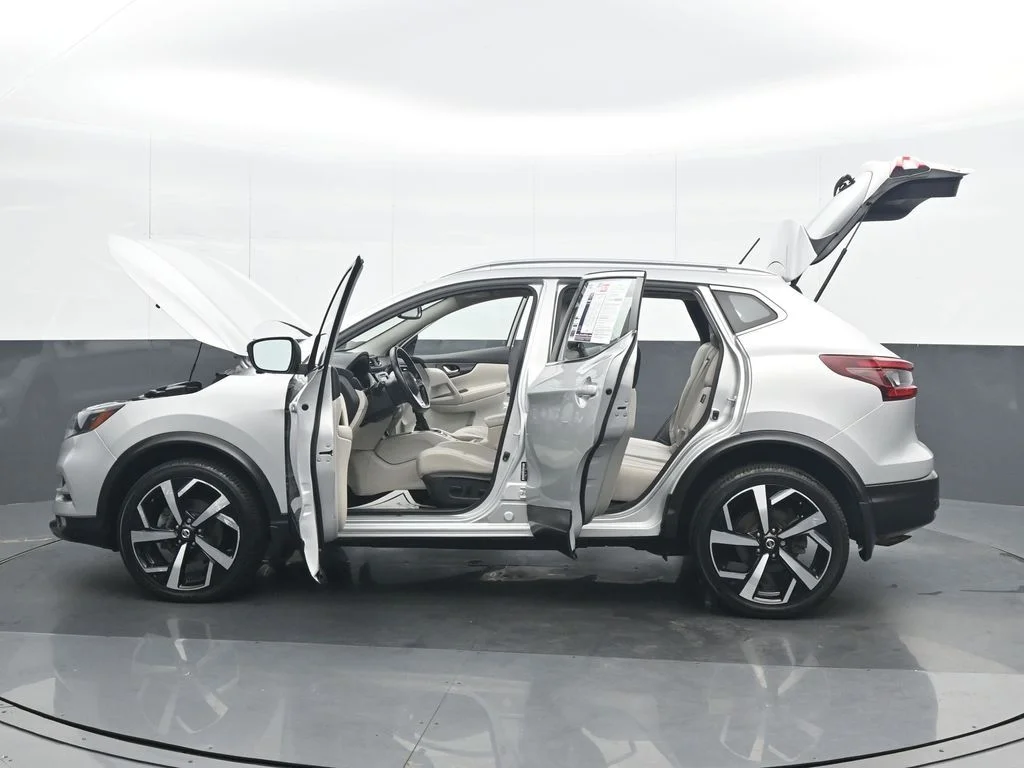 Used 2021 Silver Nissan SL image 37