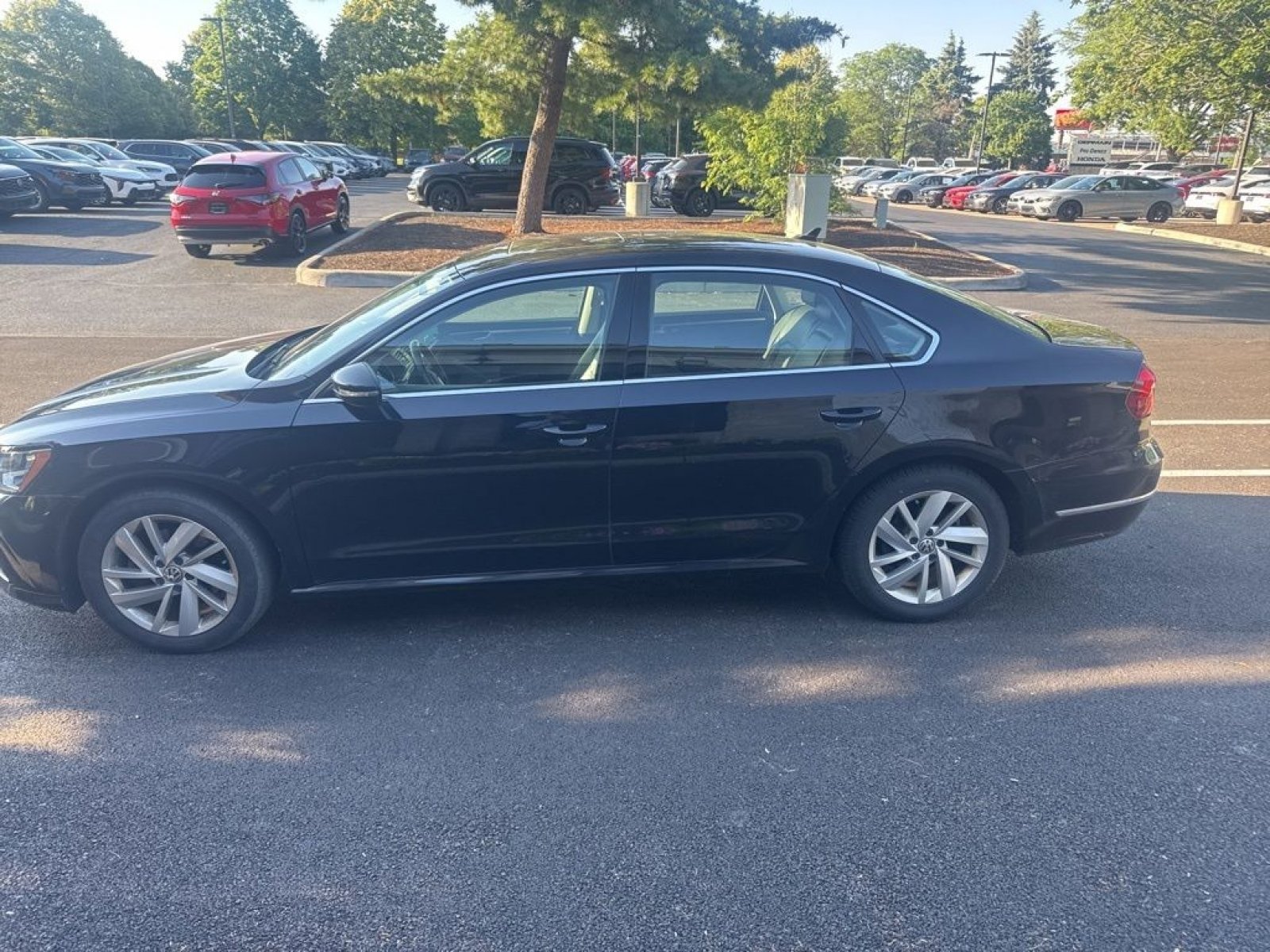 Used 2018 Deep Black Pearl Metallic Volkswagen 2.0T SE image 3