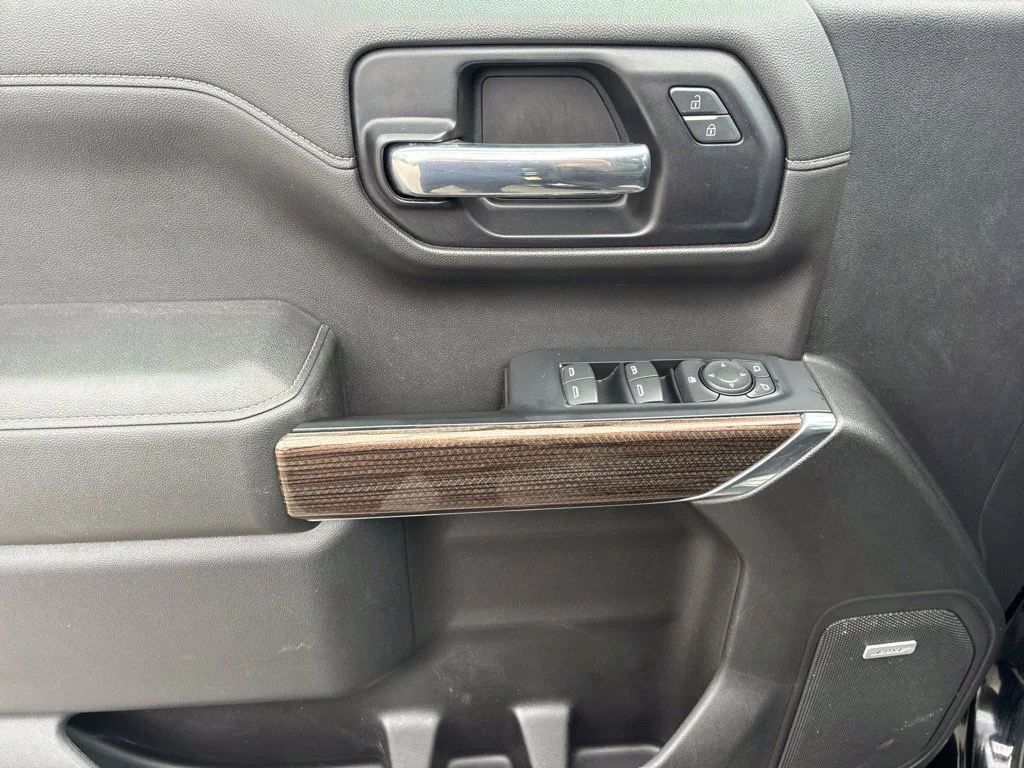 Used 2019 BLACK Chevrolet RST image 11