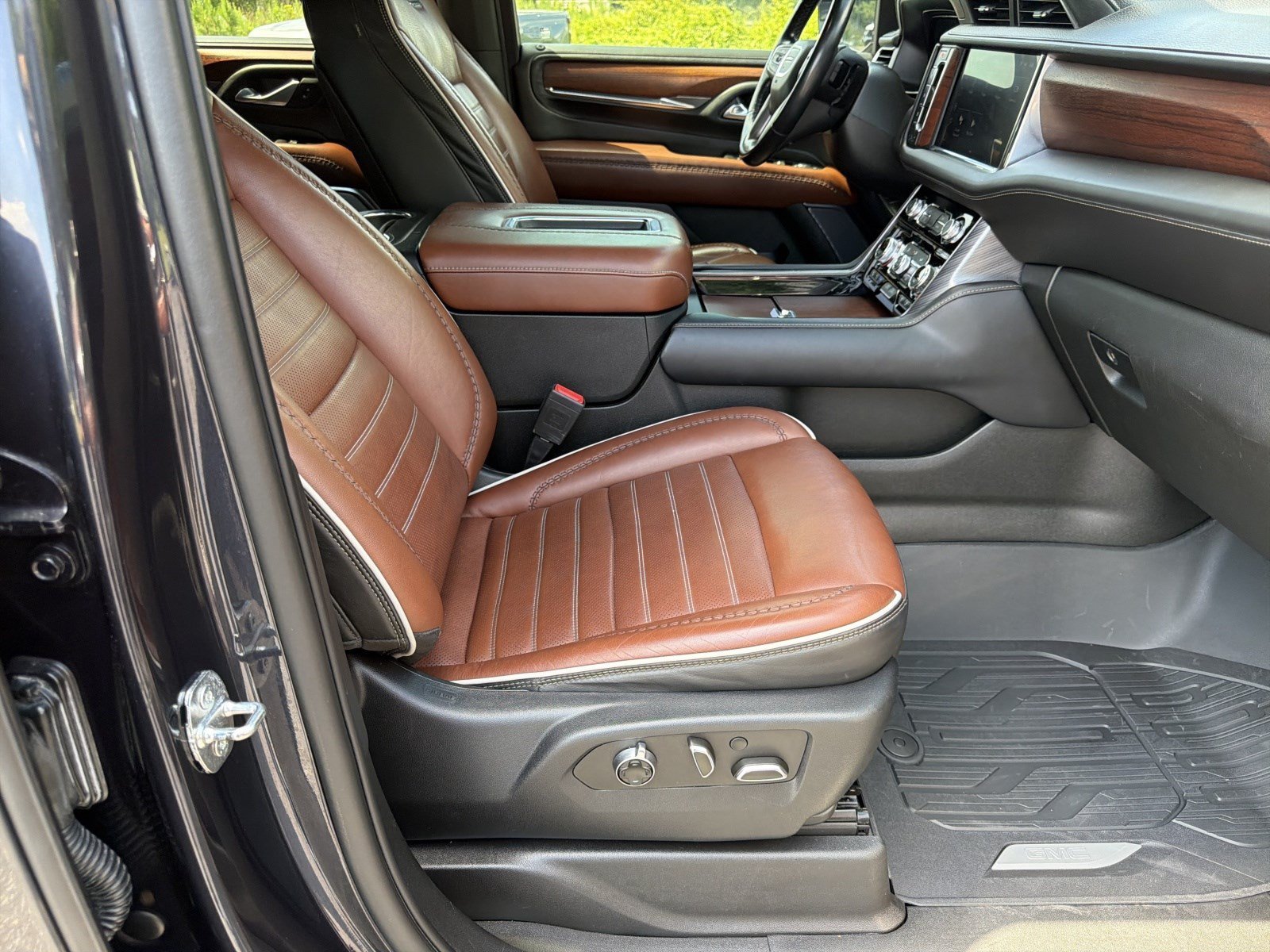 2023 GMC Yukon Denali Ultimate - Photo 17