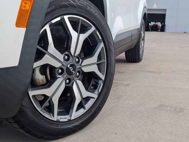 Used 2022 White Kia EX image 2