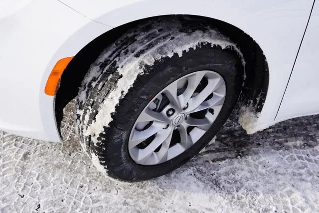New 2026 Bright White Clear-Coat Exterior Paint Chrysler Limited image 9