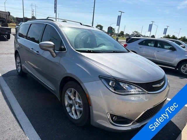 Used 2017 Billet Silver Metallic Clearcoat Chrysler Touring L image 3