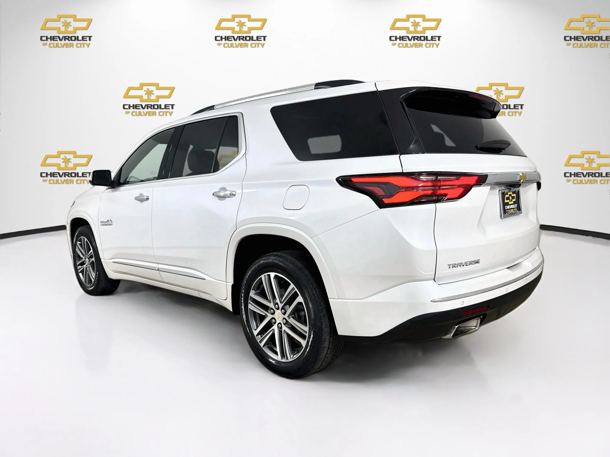 Used 2023 IRIDESCENT PEARL TRICOAT Chevrolet High Country image 6