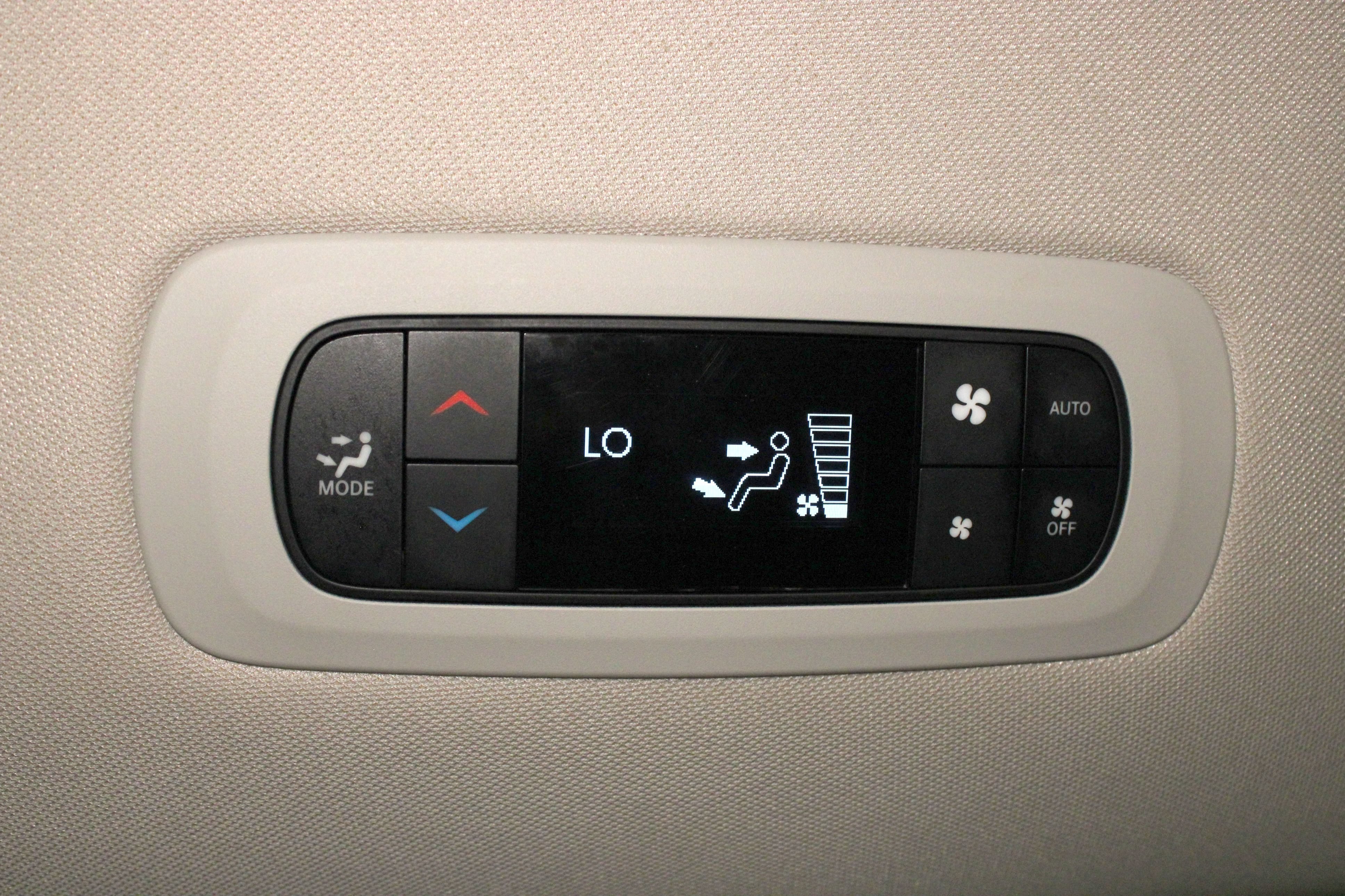 Used 2024 Diamond Black Crystal Pearlcoat Chrysler Touring L image 27