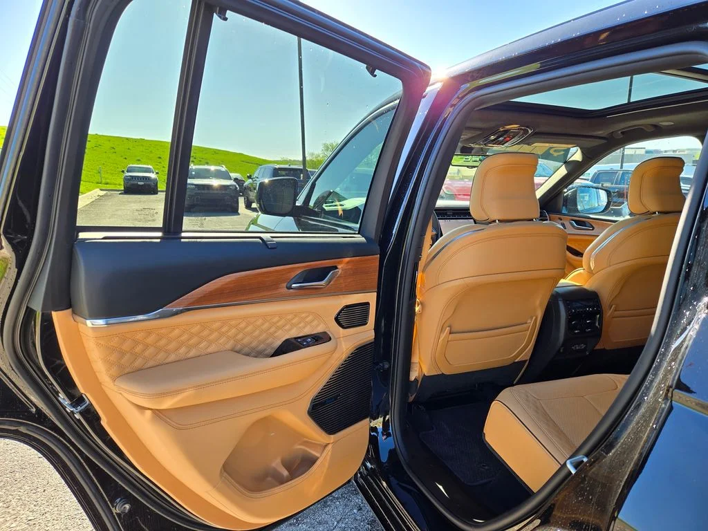 Used 2024 Black Jeep Summit image 30