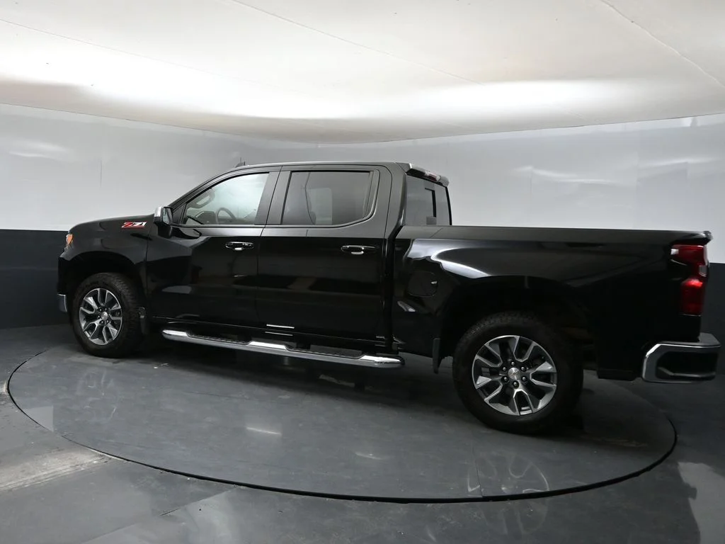Used 2025 Black Chevrolet LT image 4