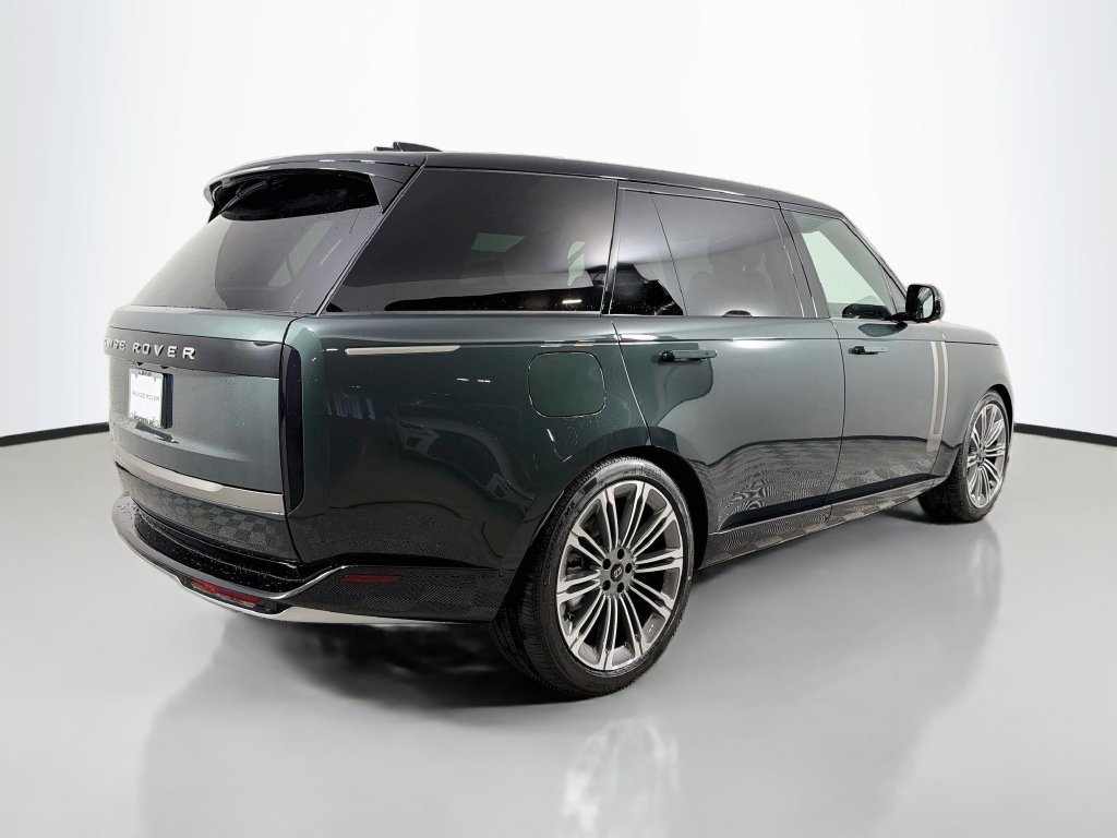 New 2027 Belgravia Green Land Rover SE image 5