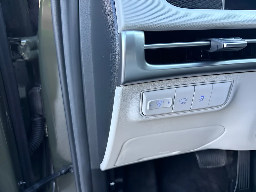 Used 2025 Green Hyundai SEL image 26