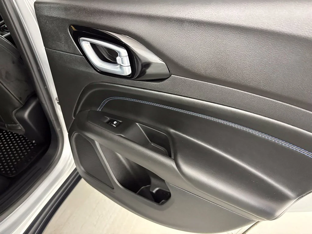 Used 2025 Silver Jeep Latitude image 39
