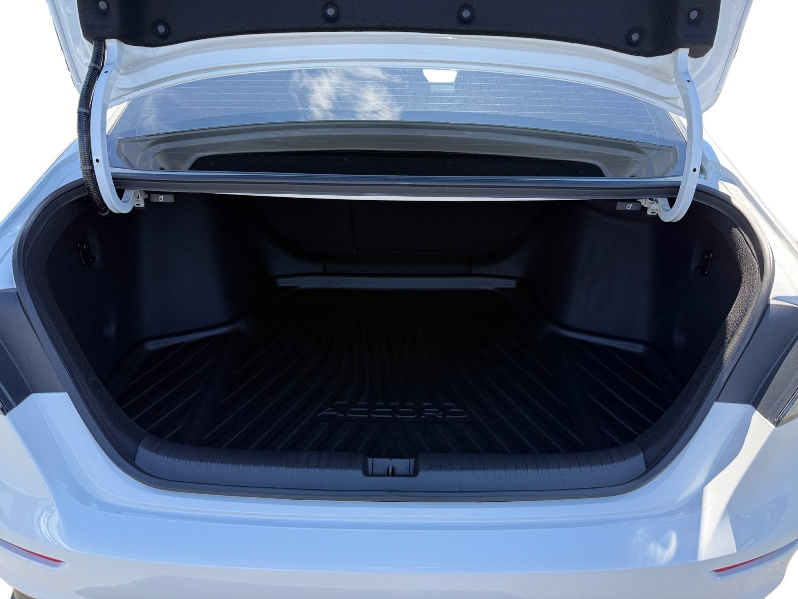 Used 2025 White Honda SE image 17