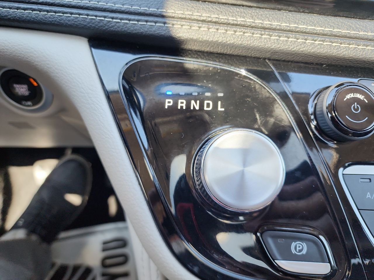 Used 2023  Chrysler Limited image 19