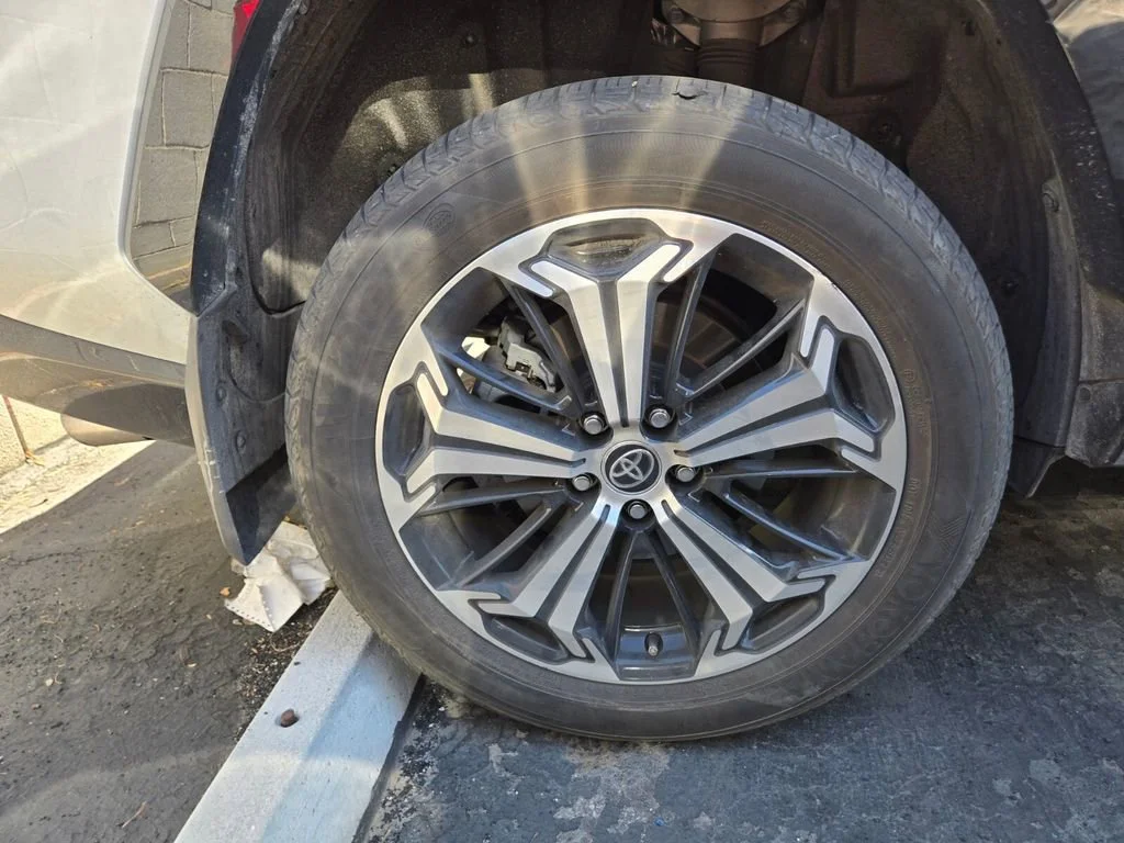 Used 2023 Wind Chill Pearl/ Toyota XSE image 3