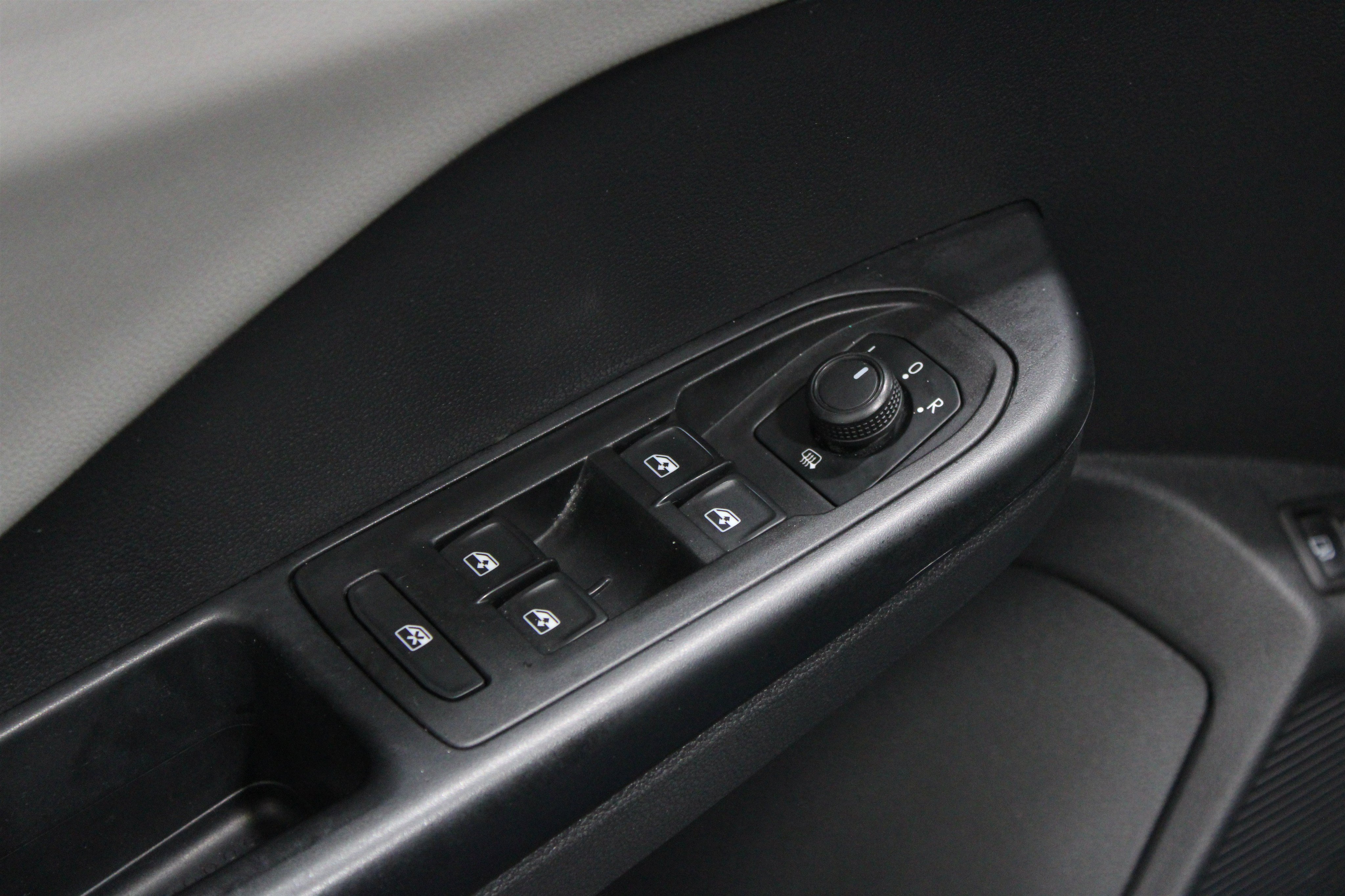Used 2022 Blue Volkswagen SE image 4