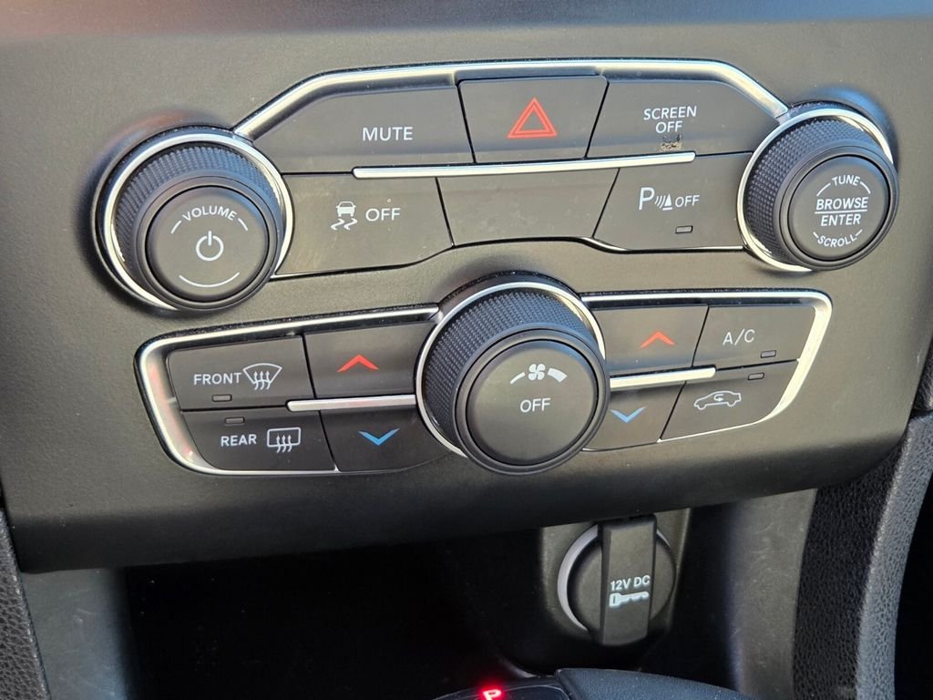Used 2023 Red Dodge SXT image 31