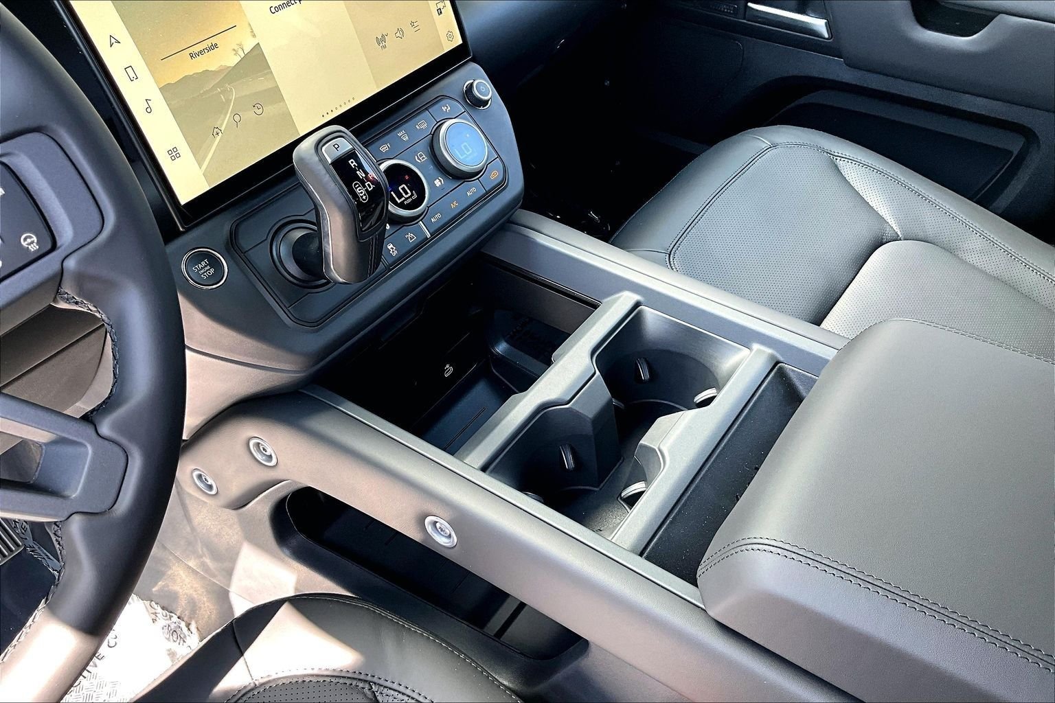 New 2026 Santorini Black Land Rover X-Dynamic SE image 8