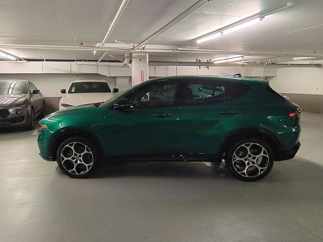 New 2025 Verde (Green) Fangio Metallic Exterior Paint Alfa Romeo Base image 4