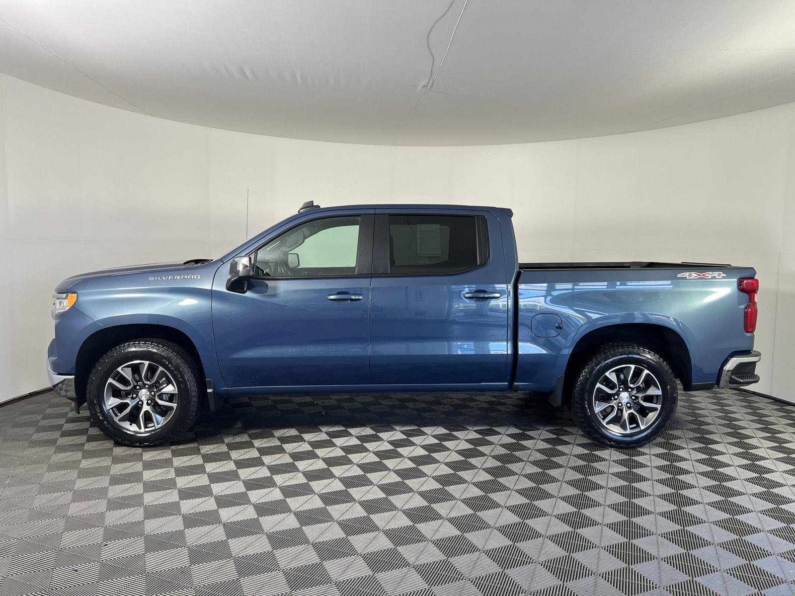 Used 2024 Lakeshore Blue Metallic Chevrolet LT image 27