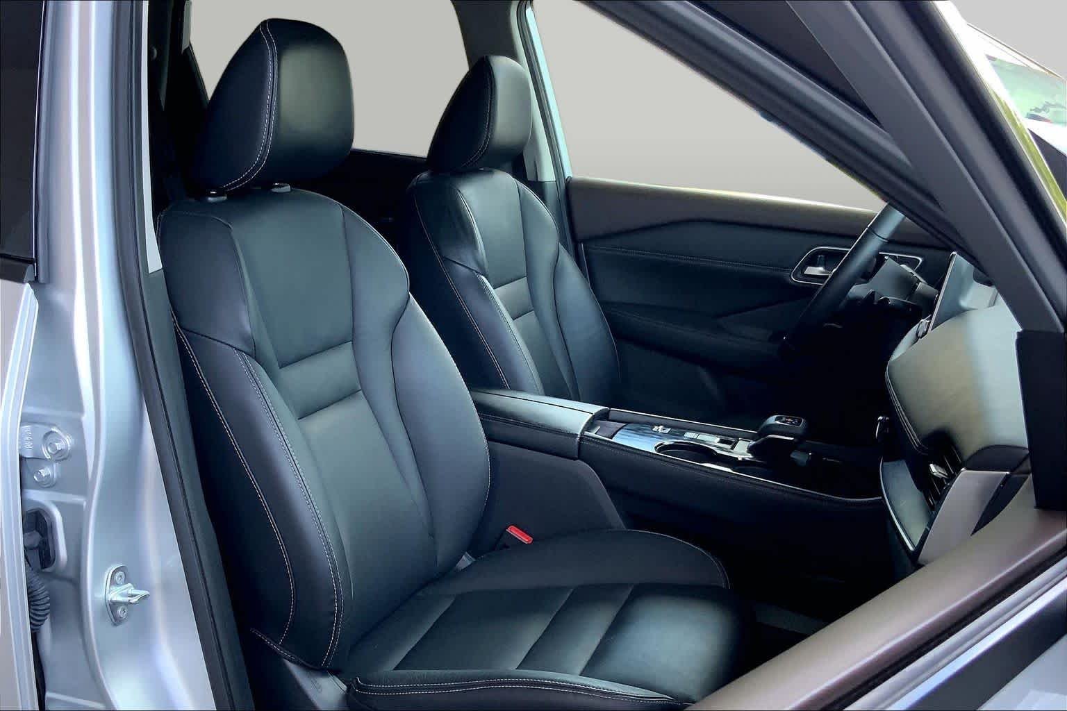 Used 2021 Brilliant Silver Metallic Nissan SL image 9
