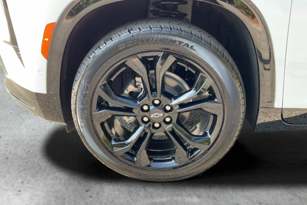 New 2027 Polar White Tricoat Chevrolet RS image 24